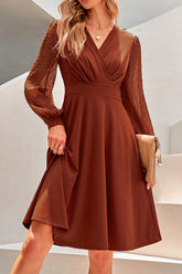 Vestido verde oscuro de corte A con cuello en V y manga larga